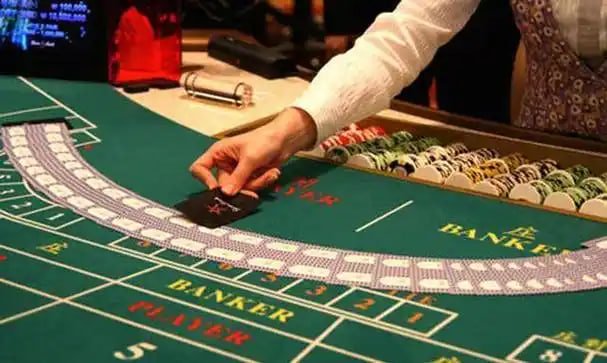 Lightning Roulette live dealer studio at zorototo resmi, showing the wheel, croupier, and multiplier display